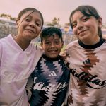 Niños y niñas de Fútbol Más estrenaron playeras de House of Tiro x Common Goal
